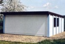 Betongarage mit flachem Dach und Regenablauf hinten