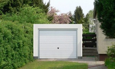 Betongarage mit flachem Dach und Regenablauf hinten